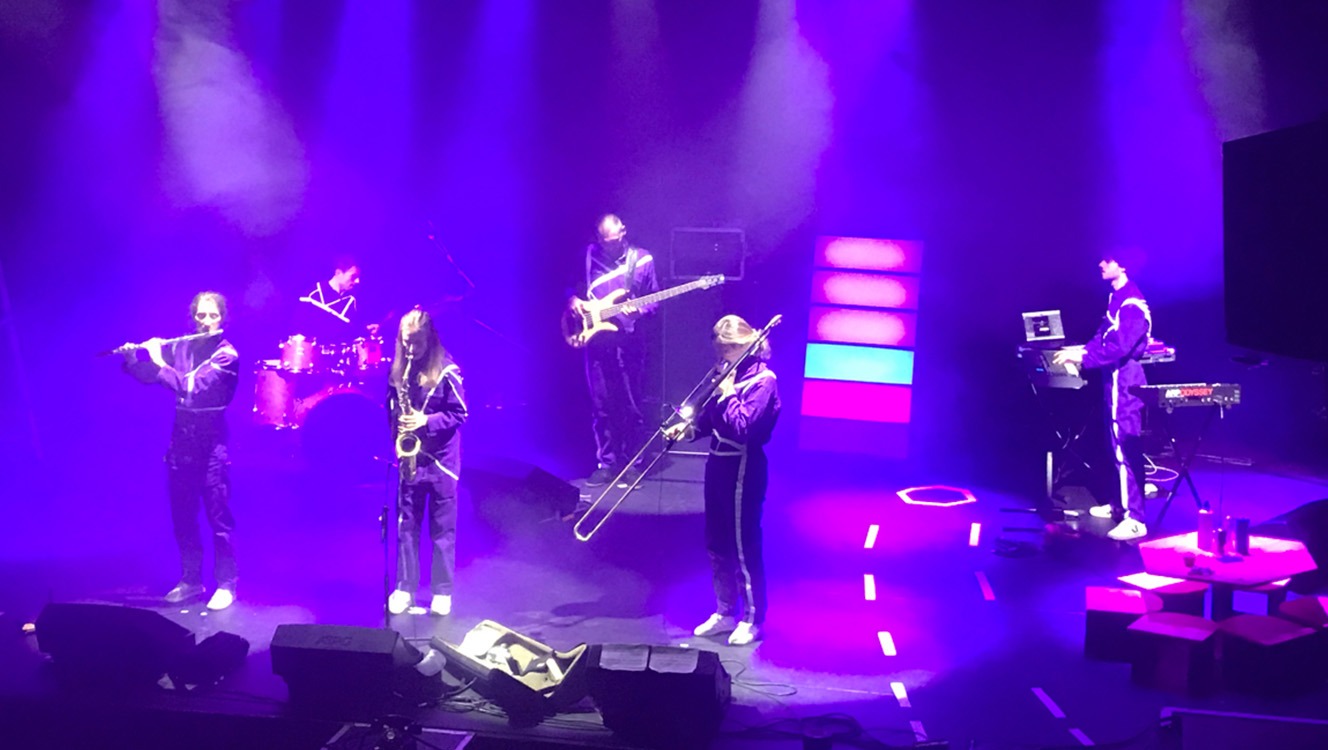 Un groupe musique qui jouent ensemble.