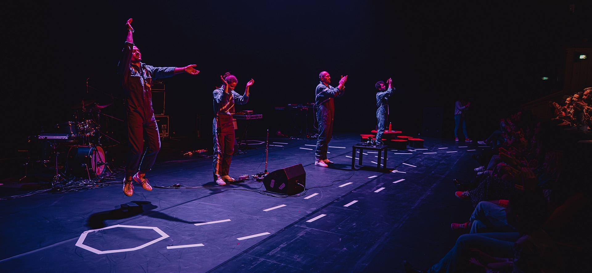 Musiciens qui tapent dans les mains.